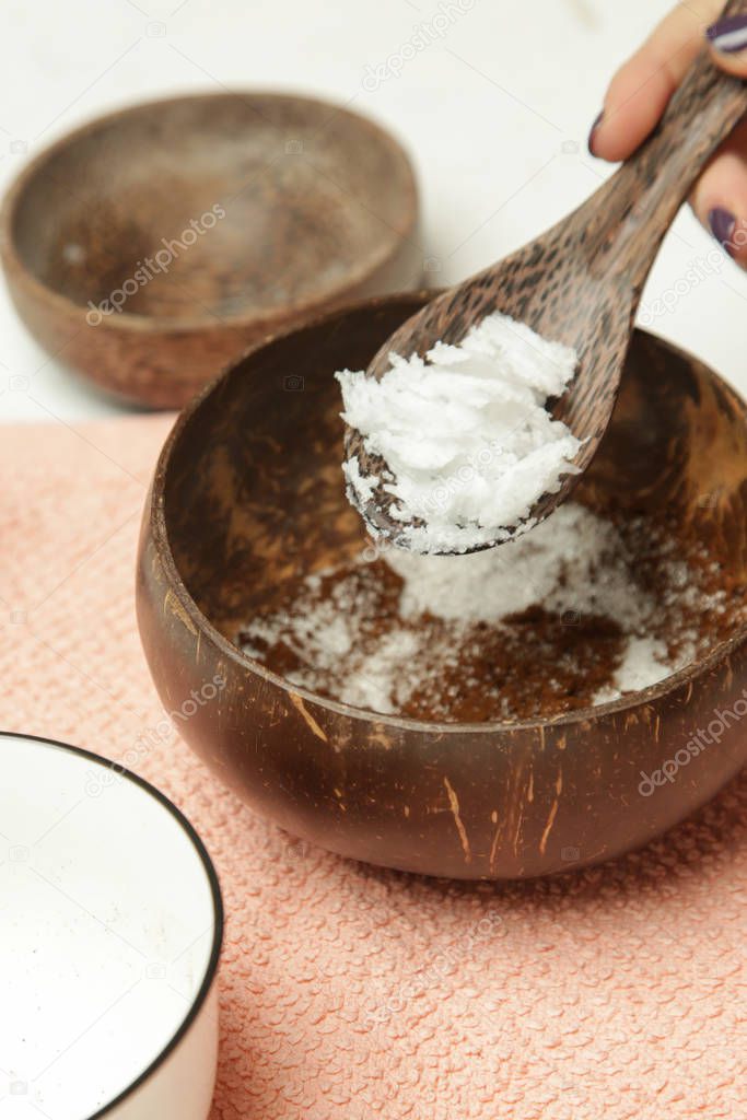 Making zero waste, toxic free body scrub, DIY coffee, sugar, coconut oil body scrub is an excellent way to exfoliate and moisturize the skin.