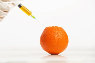 Genetiğiyle oynanmış turuncu gıda konseptine iğne batırma.
