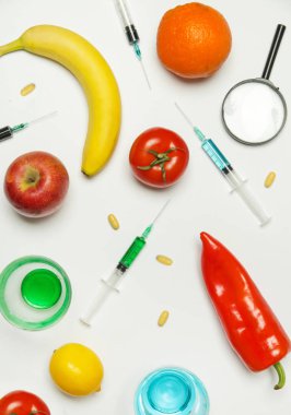 Genetik olarak tasarlanmış gıda konsepti, meyve ve sebzeler şırınga ve iğnelerle besin zehirlenmesi sorunuyla bezenmiş.