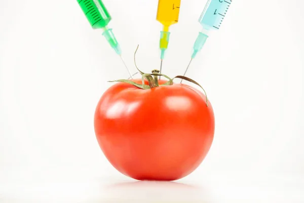 Primer Plano Aguja Inyectada Tomate Rojo Concepto Alimentos Genéticamente Modificados — Foto de Stock