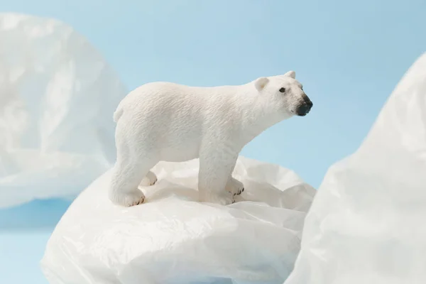 Urso Polar Branco Saco Plástico Fundo Azul Poluição Plástica Conceito — Fotografia de Stock