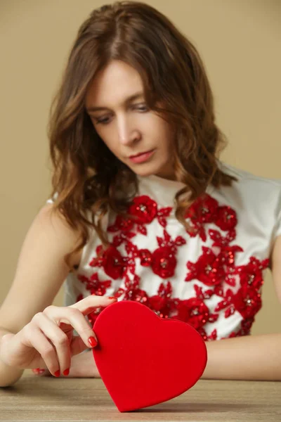 Kırmızı Kalbi Olan Üzgün Yalnız Bir Kadın Sevgililer Gününde Yalnız — Stok fotoğraf