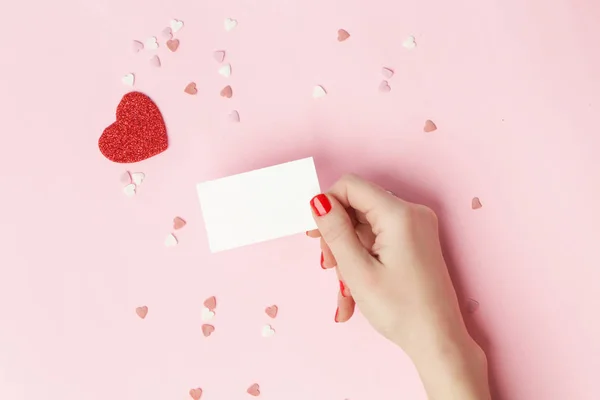 Visão Superior Fêmea Segurando Cartão Branco Fundo Rosa Dia Dos — Fotografia de Stock