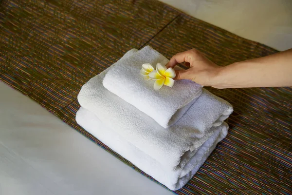 Oda Servisi Otel Odasında Havlu Değiştiren Kadın Housecleaner Yatağa Havlu — Stok fotoğraf