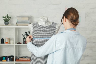 Terzi atölyedeki manken tasarımını düzeltir - moda atölyesi, yavaş moda, terzi zanaatı, el yapımı kıyafetler