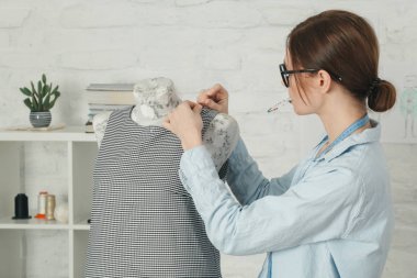 Terzi atölyedeki manken tasarımını düzeltir - moda atölyesi, yavaş moda, terzi zanaatı, el yapımı kıyafetler
