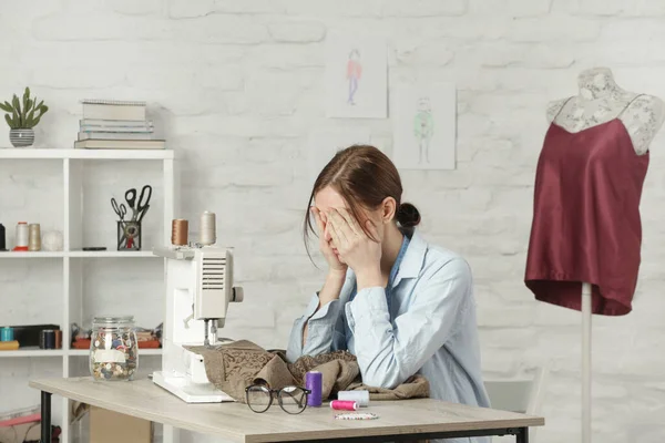 Schläfrige Frustrierte Erschöpfte Näherin Mit Kopfschmerzen Auf Ihrem Schreibtisch Probleme — Stockfoto