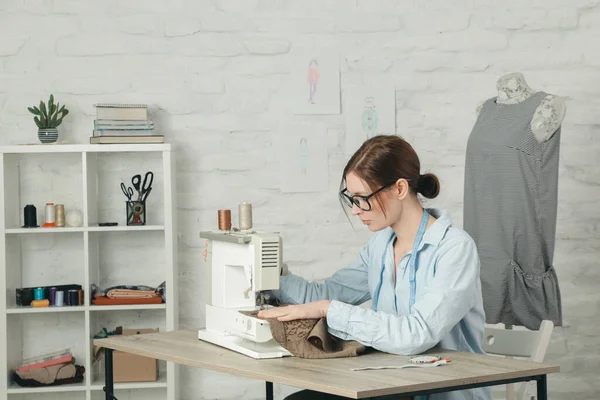 妇女在小工作室缝纫机上缝纫 时尚工作室 慢速时尚 裁缝工艺 手工制衣 — 图库照片