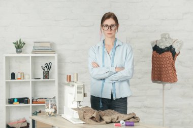 Moda stüdyosunda genç girişimci kadın portresi, yavaş moda, terzi sanatı, küçük işletme konsepti