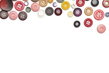 Beyazın üzerine çeşitli dikiş düğmeleri