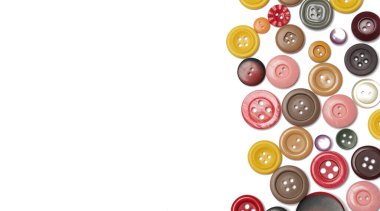 Beyazın üzerine çeşitli dikiş düğmeleri