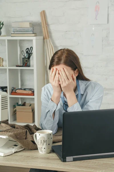 Sömnig Frustrerad Utmattad Sömmerska Med Huvudvärk Skrivbordet Problem Med Småföretag — Stockfoto