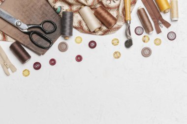 Beyaz desenli arkaplanda farklı dikiş ögeleri kümesi