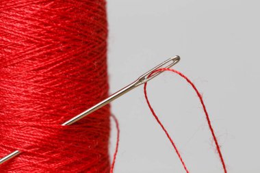 Kırmızı iplik ve iğne makro fotoğraf makarası