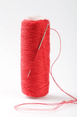 Kırmızı iplik ve iğne makro fotoğraf makarası