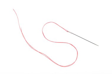 Beyaz arkaplanda kırmızı iplikli dikiş iğnesi