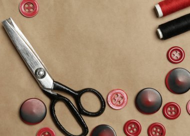 Kırmızı ve siyah renklerde farklı dikiş ögeleri kümesi