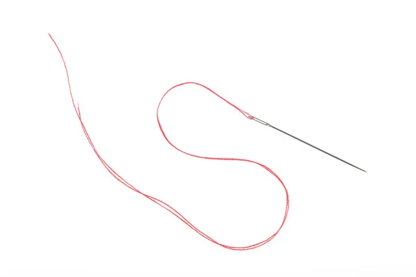 白い背景に赤い糸で針を縫う — ストック写真