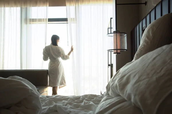 Mulher Roupão Pela Janela Quarto Cortinas Abertura — Fotografia de Stock