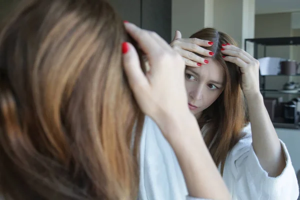 Retrato Una Hermosa Mujer Joven Examinando Cuero Cabelludo Cabello Frente — Foto de Stock