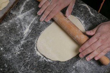 Ev yapımı düz kahve yapma süreci. Fotoğraf serisi.