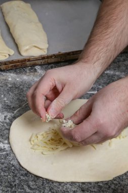 İtalyan aperatifi yapma süreci. Doldurulmuş ekmek, sade doldurulmuş ekmek yapma, fotoğraf serisi.