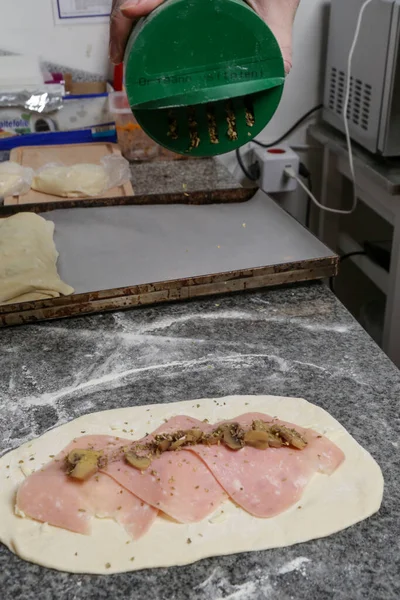 意大利开胃菜填饱面包的制作过程 简单美味的填饱面包的制作过程 照片系列 — 图库照片