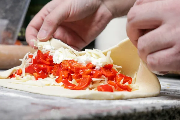パプリカとチーズを詰め込んだイタリアの前菜パンの作り方 シンプルな詰めパンの作り方 写真のセリエ — ストック写真