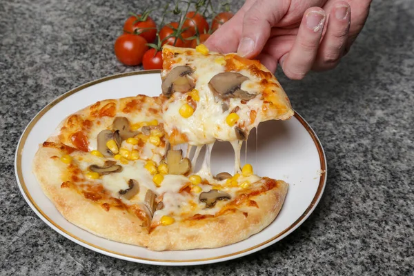 キノコと甘いトウモロコシと小さな自家製ベジタリアンピザ — ストック写真