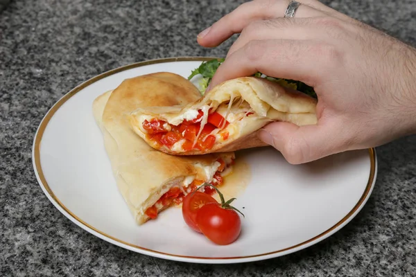 Pão Aperitivo Italiano Recheado Com Páprica Queijo Pão Recheado Salgado — Fotografia de Stock