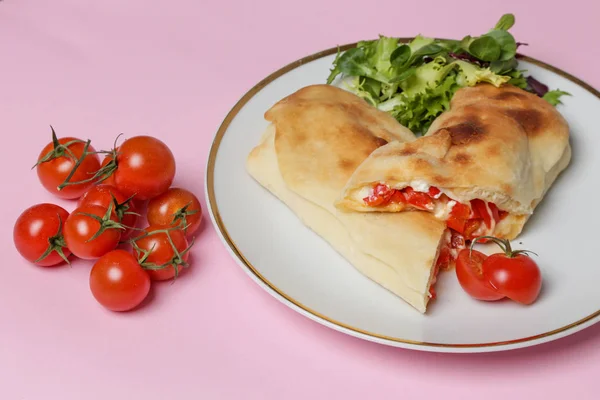 Італійський Апетитний Хліб Паприкою Сиром Простий Солодкий Набитий Хліб Тарілці — стокове фото
