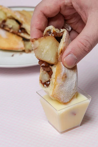 Söt Ananas Choklad Bakverk Rulle Med Socker Glasyr — Stockfoto