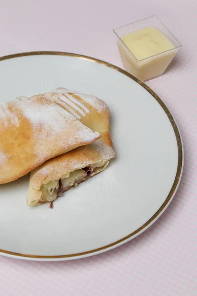 Söt Ananas Choklad Bakverk Rulle Med Socker Glasyr — Stockfoto