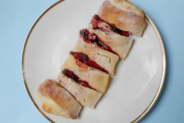 覆盆子 蓝莓和草莓中混合的浆果甜面包 — 图库照片