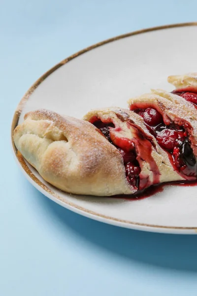 Donmuş Ahududu Yabanmersini Çilek Dolu Bir Tabakta Meyveli Börek — Stok fotoğraf