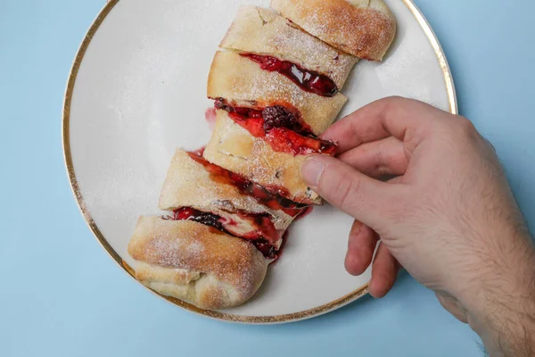 Donmuş Ahududu Yabanmersini Çilek Dolu Bir Tabakta Meyveli Börek — Stok fotoğraf