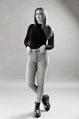  Siyah balıkçı yakalı genç esmerin siyah beyaz portresi. Genç ve güzel bir kadının stüdyo çekimi..