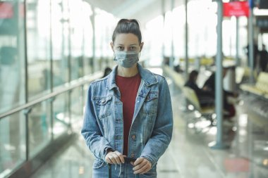 Havaalanında koruyucu maske takan kadın Coronavirus salgını konseptinden korkuyor