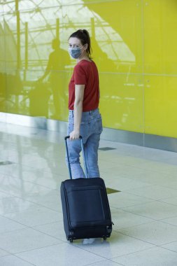 Havaalanında koruyucu maske takan kadın Coronavirus salgını konseptinden korkuyor