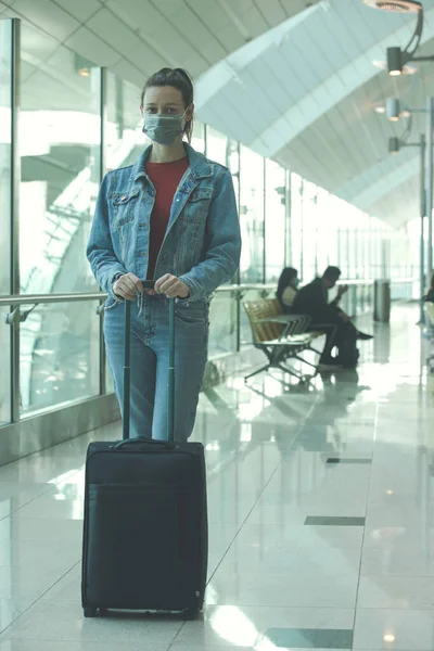 Γυναίκα Φορώντας Προστατευτική Μάσκα Στο Αεροδρόμιο Coronavirus Μεταδοτικότητα Φοβάται Έννοια — Φωτογραφία Αρχείου