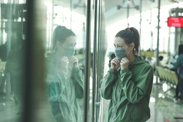 Havaalanında koruyucu maske takan kadın Coronavirus salgını konseptinden korkuyor