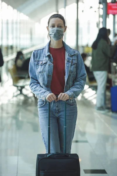 공항에서 보호용 마스크를 코로나 바이러스 컨셉트 — 스톡 사진