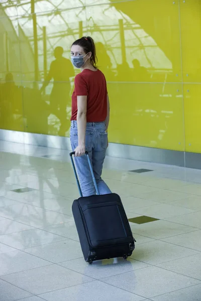 Femme Portant Masque Protection Aéroport Coronavirus Concept Peur Contagion — Photo