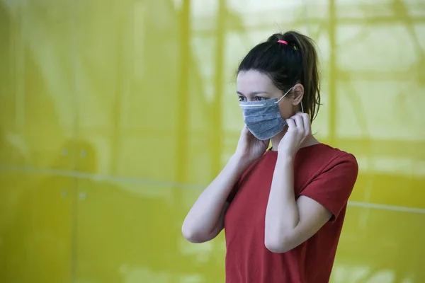 Kobieta Masce Ochronnej Lotnisku Koncepcja Zakażeń Wirusem Koronawirusa — Zdjęcie stockowe