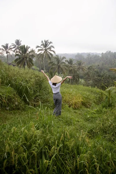 Geleneksel Bir Kadın Terasta Bambu Şapka Takıyor — Stok fotoğraf