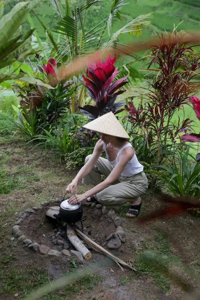 稻田露台上戴传统竹帽的妇女 — 图库照片