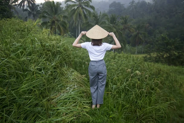 Vrouw Met Traditionele Bamboe Hoed Het Rijstveld Terras — Stockfoto