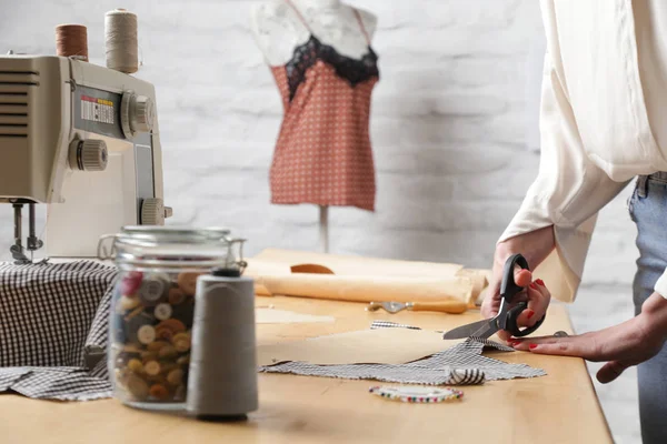 Швея Режет Ткань Ножницами Модный Дизайнер Работает Тканями Студии Моды — стоковое фото