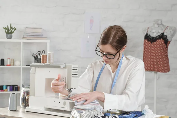 Woman Sewing Sewing Machine Small Studio Fashion Atelier Slow Fashion — Stock Photo, Image