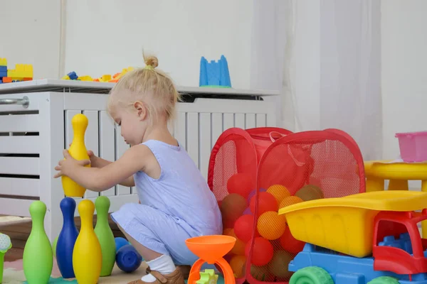 Щаслива Дівчинка Грає Іграшками Ігровій Кімнаті Дворічна Дівчинка Догляді Днем — стокове фото